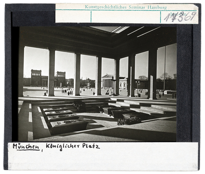 Vorschaubild München: Königlicher Platz (Dias 1940 in Heidelberg bestellt, nach 1947 am Hamburger Seminar mit Deckgläsern versehen und beschriftet) 